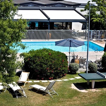 Hotel Ibis Styles Avignon Sud Esterno foto