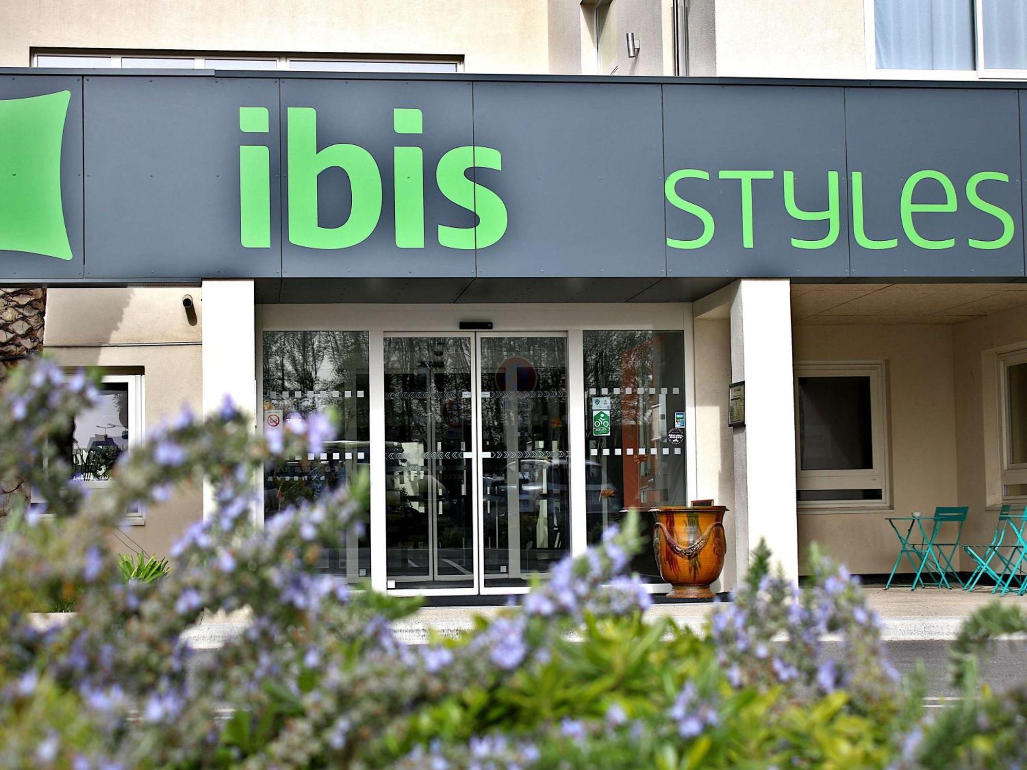 Hotel Ibis Styles Avignon Sud Esterno foto